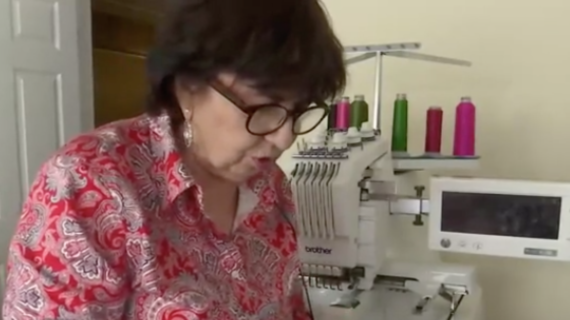 Ante la escasez, diseñadora de moda confecciona mascarillas para trabajadores de salud