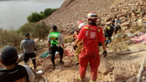 Deja la menos 30 muertos caída de autobús en Perú