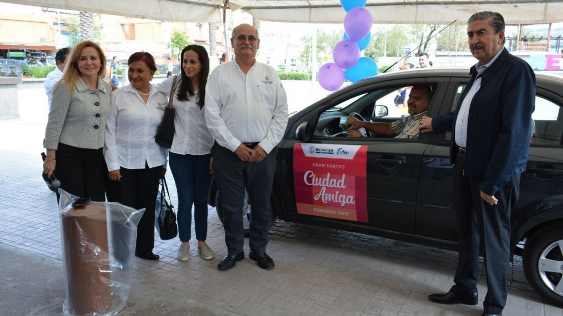 Entrega municipio auto a contribuyente cumplido