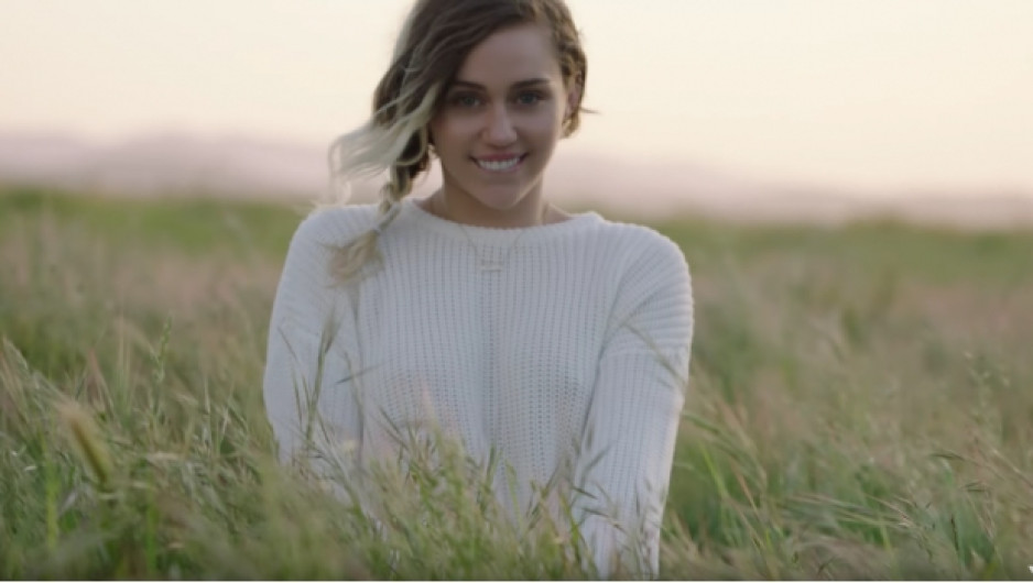 Miley Cyrus estrena Malibú dedicada a su novio