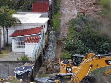EU reemplaza otro tramo de valla fronteriza en San Diego