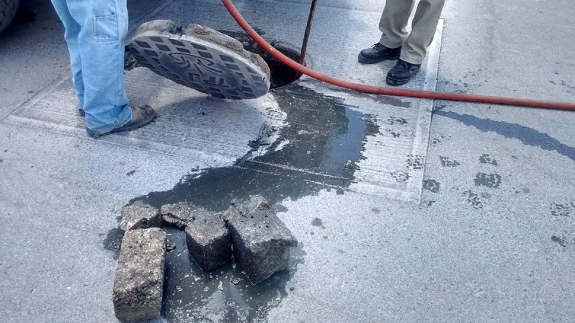 Comapa trabaja con equipo vactor