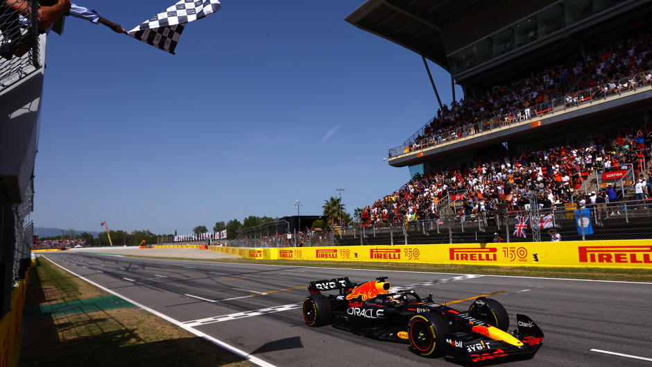 Versteppen gana en España; amargo podio para Checo