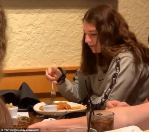 Así es una cena con dos personas con tourette