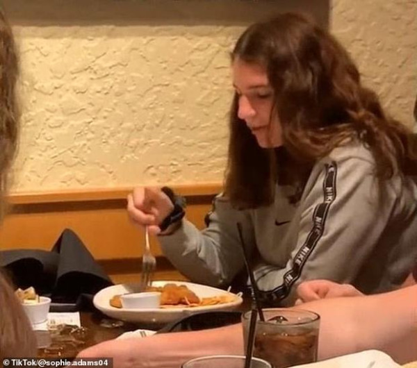 Así es una cena con dos personas con tourette