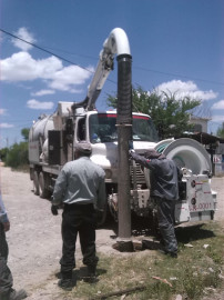 Sacan lodo en red de drenaje en la Zedillo