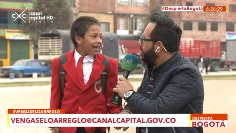 Niño abandona entrevista en vivo para no llegar tarde a clases