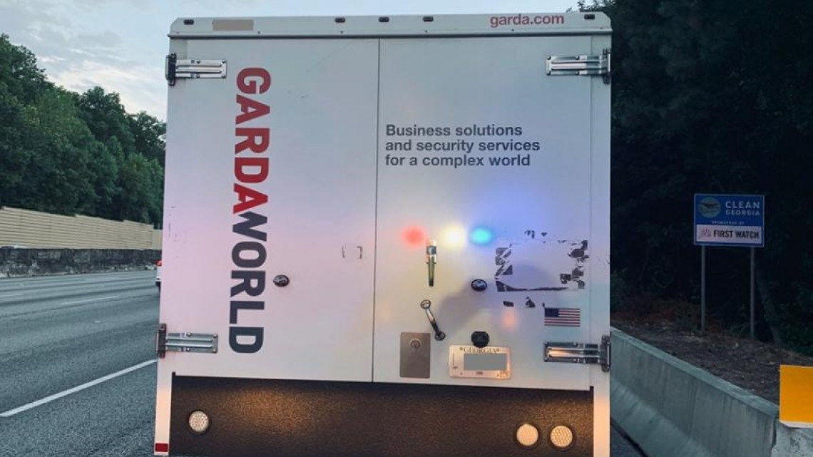 Piden en Georgia se regrese dinero que cayó de camión en carretera