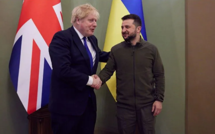 Ofrece Boris Johnson misiles antibuques a Ucrania