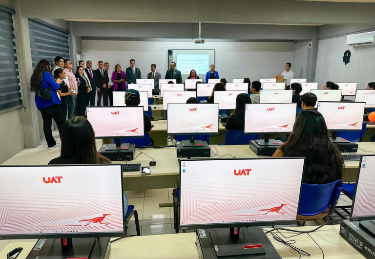 Equipa rector de la UAT centros de cómputo en Reynosa y Valle Hermoso