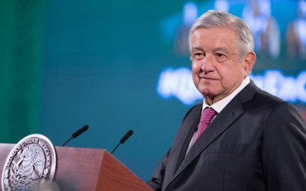 AMLO bromea con que Viva Aerobus no le cobrará pasaje por publicitarla