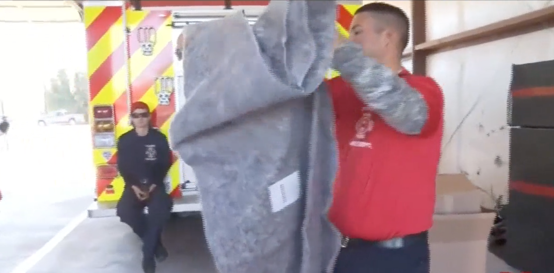 Por bajas temperatura entregan cobijas a familias de La Joya y La Havana