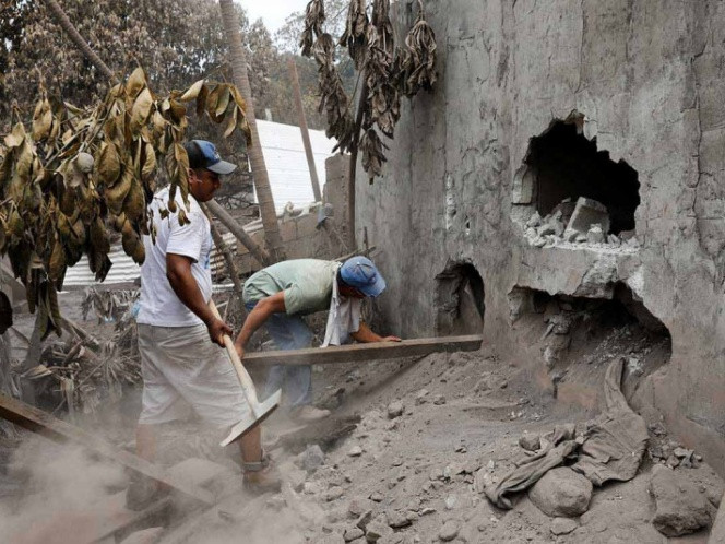 Aumenta a 110 la cifra de muertos en Guatemala por erupción