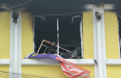 Incendio en internado cobra la vida de 23 menores en Malasia 