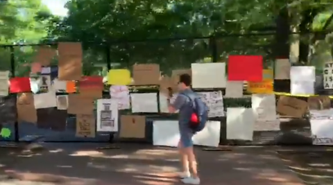 Colocan valla en la Casa Blanca tras daños durante protestas, manifestantes homenajean a Floyd en ella 