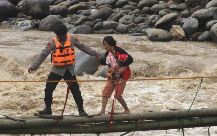 Se eleva a 66 el número de muertos tras inundaciones en Indonesia
