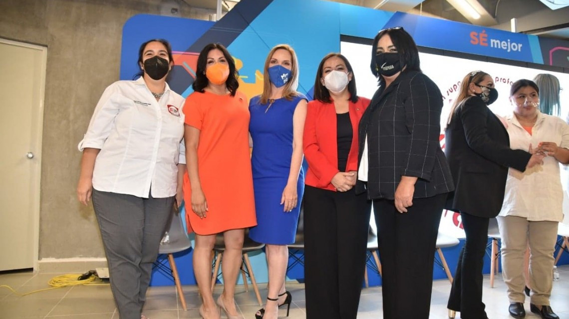 Myrna Flores participa en Conversatorio de Amprac