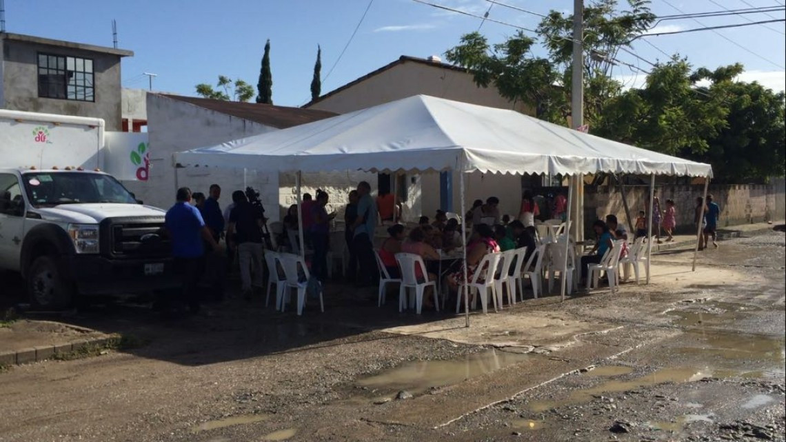 Continúan brindando alimento caliente para los damnificados
