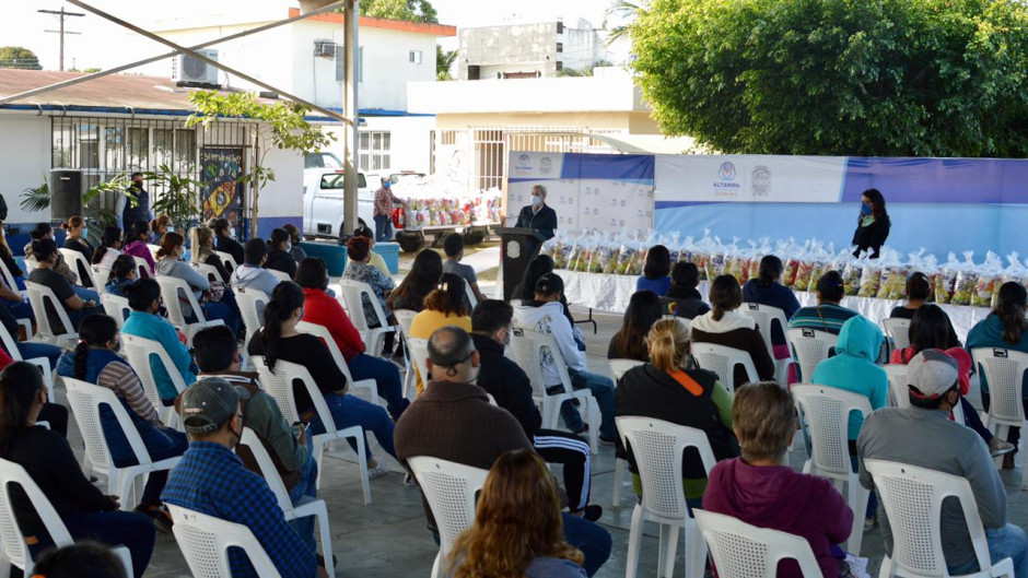 Distribuye Alma Laura Amparán más de 9 mil paquetes alimenticios