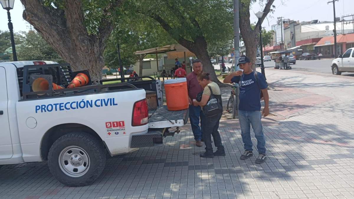 Hidrata protección Civil en via pública a ciudadanos