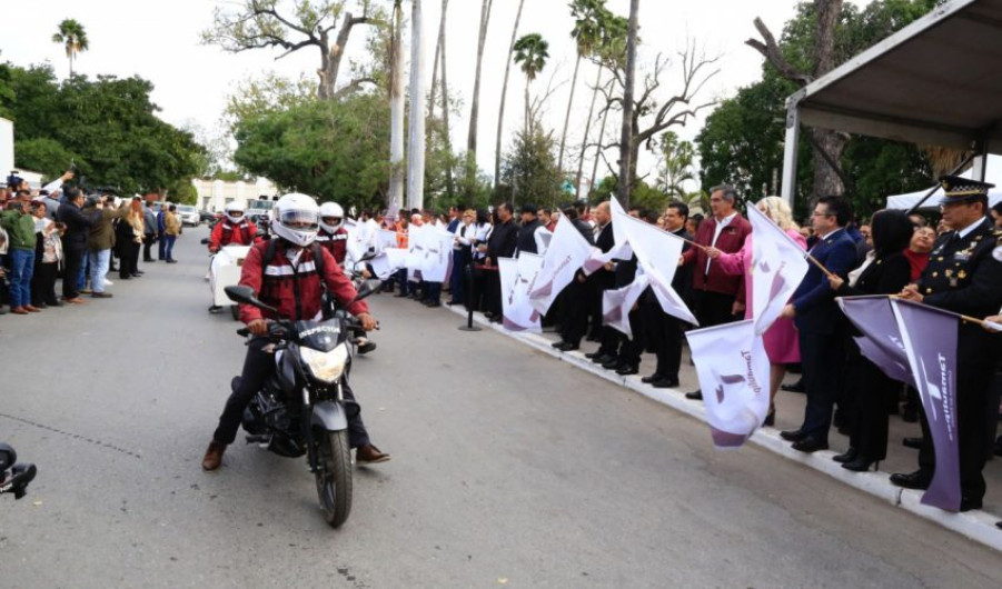 Entrega gobernador apoyos para mejorar servicios e infraestructura en Victoria
