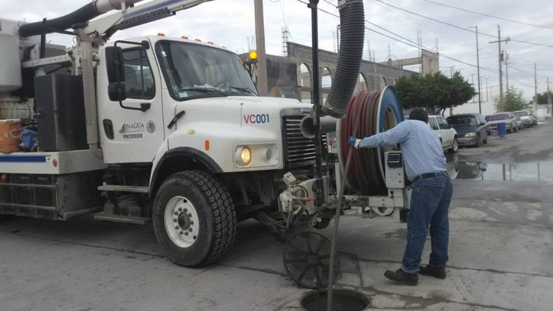 Comapa trabaja con equipo vactor
