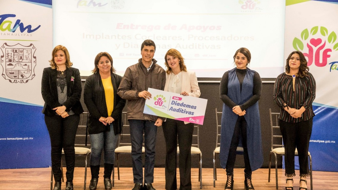 Entrega DIF apoyos auditivos a niñas, niños y adolescentes