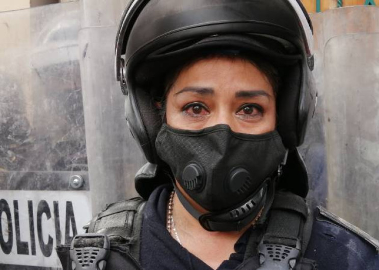La verdadera historia detrás de la imagen de la mujer policía durante la mancha a favor del aborto en la CDMX