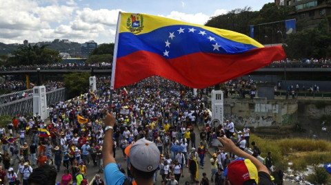 EU responsabiliza a Maduro por integridad de presos estadounidenses en Venezuela