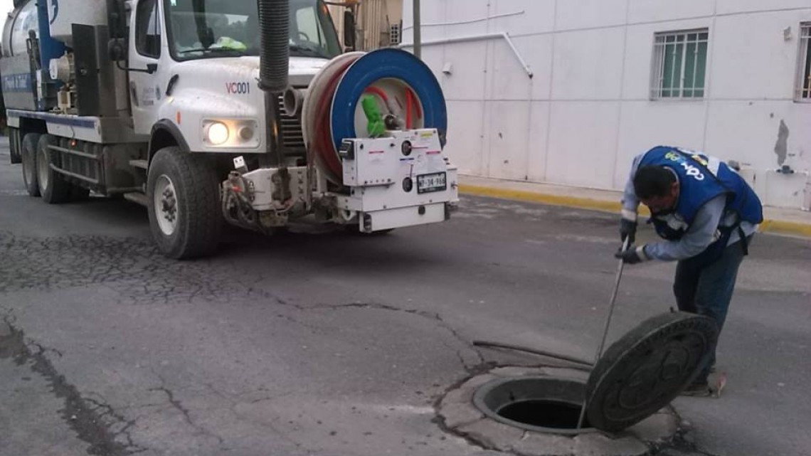 Comapa trabaja con equipo vactor