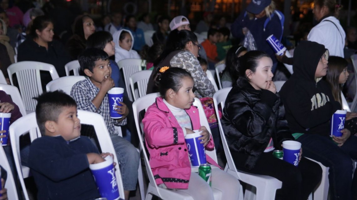 Fomentan convivencia con "Cine en tu Colonia"