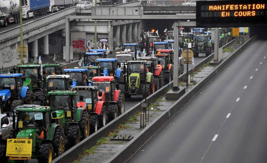 Agricultores bloquean las principales vías en París