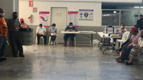 Ciudadanos inconformes por retraso en casilla especial