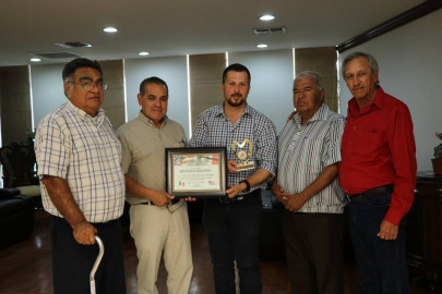 Dan reconocimiento y medalla a alcalde