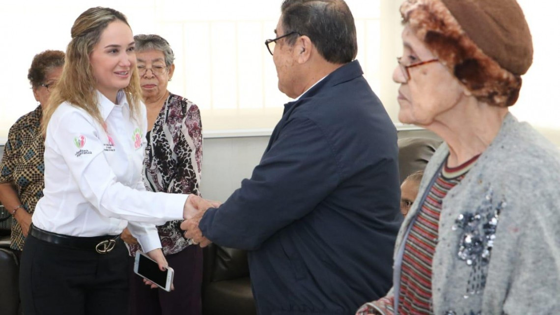 Convive la Presidenta del DIF Madero con abuelitos de la Estancia Diurna