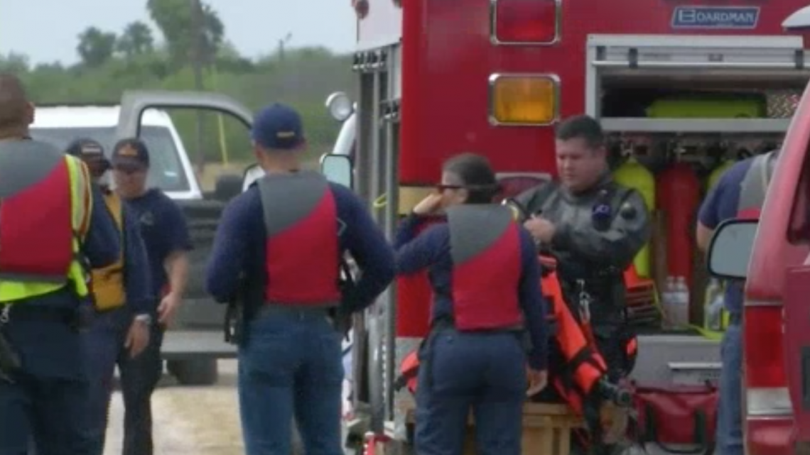 Cae vehículo en canal de riego