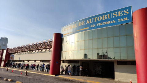 Con media hora de retraso y gran afluencia, inicia votación en casilla especial 