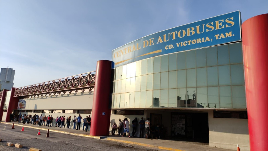 Con media hora de retraso y gran afluencia, inicia votación en casilla especial 