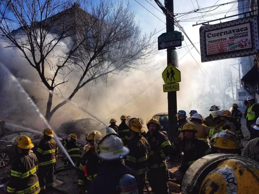 2 personas atrapadas en incendio al sur de Filadelfia