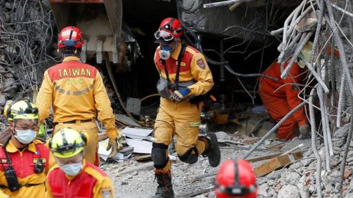 Rescatistas buscan supervivientes tras sismo en Taiwán
