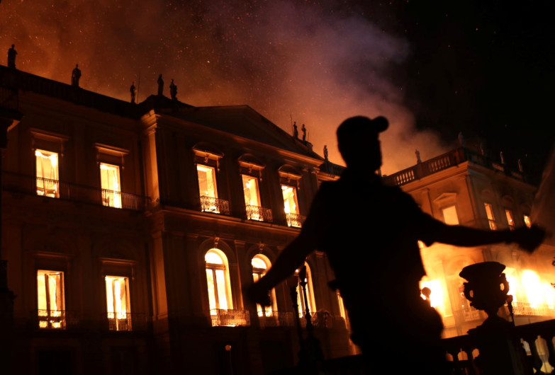 Incendio consume en su totalidad el Museo Nacional de Río de Janeiro