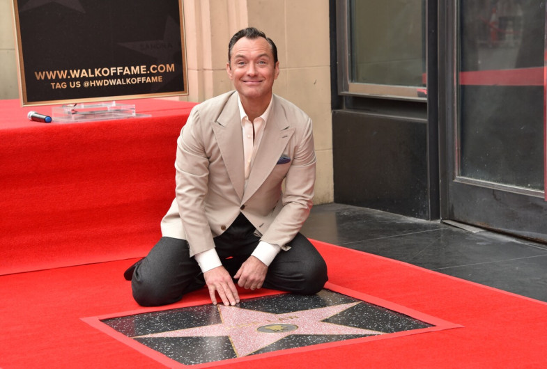 Jude Law recibe estrella en el Paseo de la Fama de Hollywood 