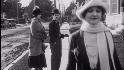 ¿Recuerdas el meme del novio distraído? Chaplin lo hizo primero