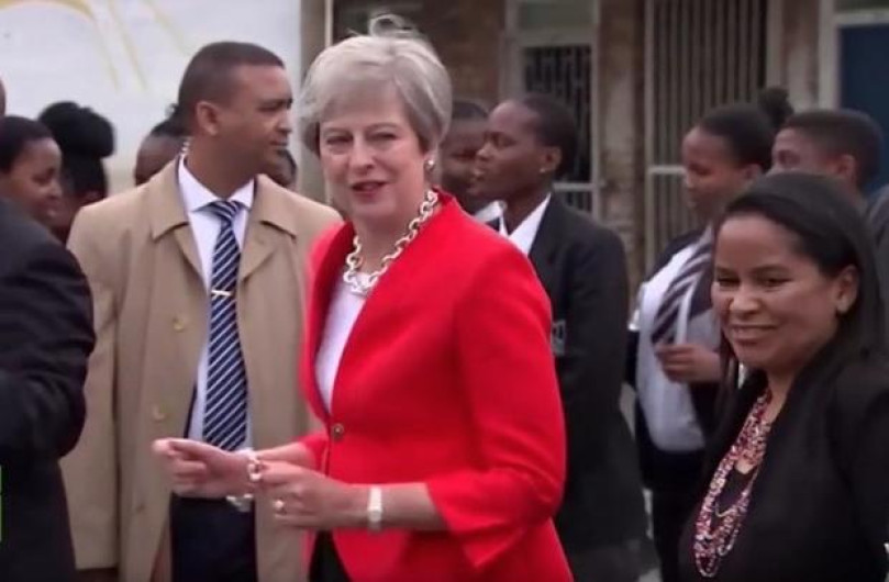 El peculiar baile de Theresa May con niños en Sudáfrica
