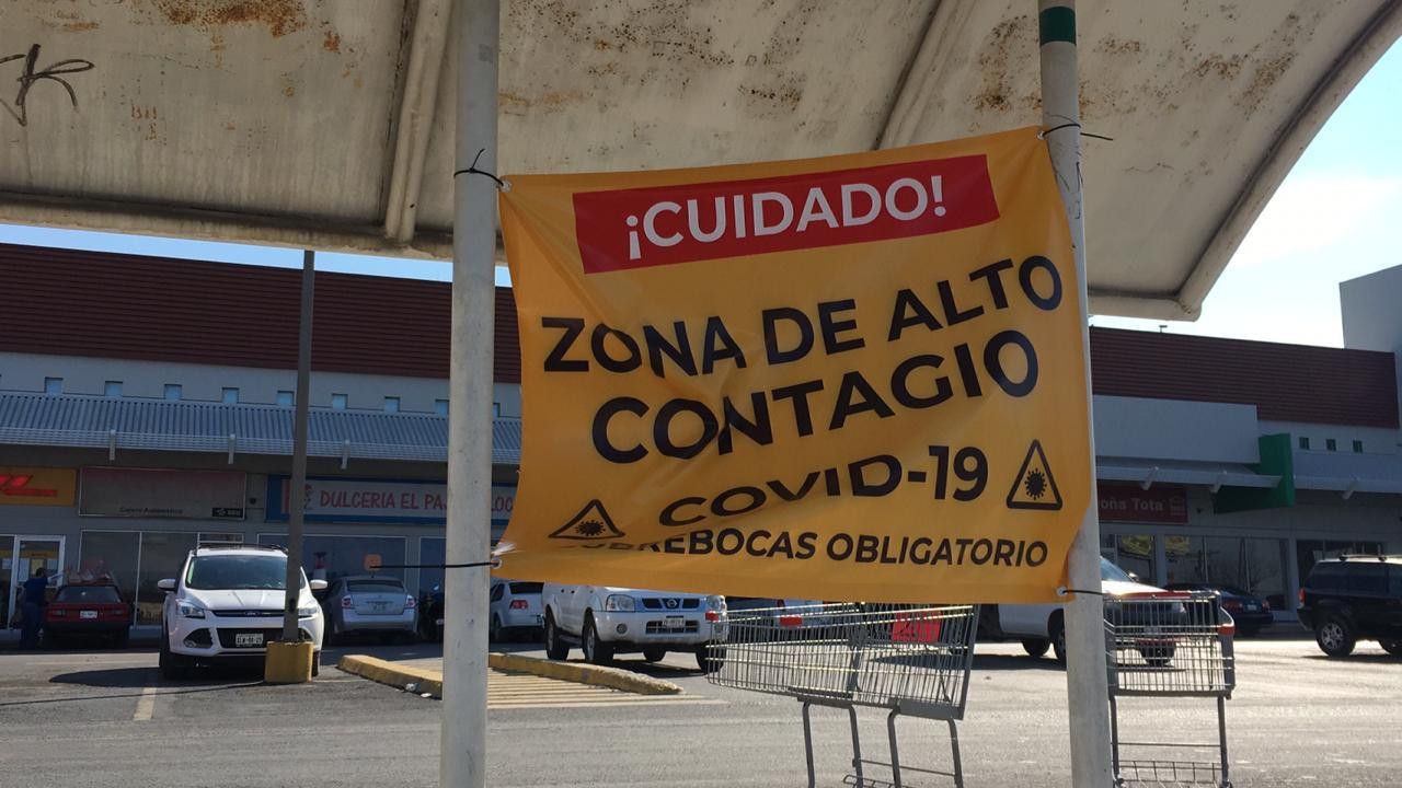 Cuelgan mantas que advierten sobre peligro por Covid-19