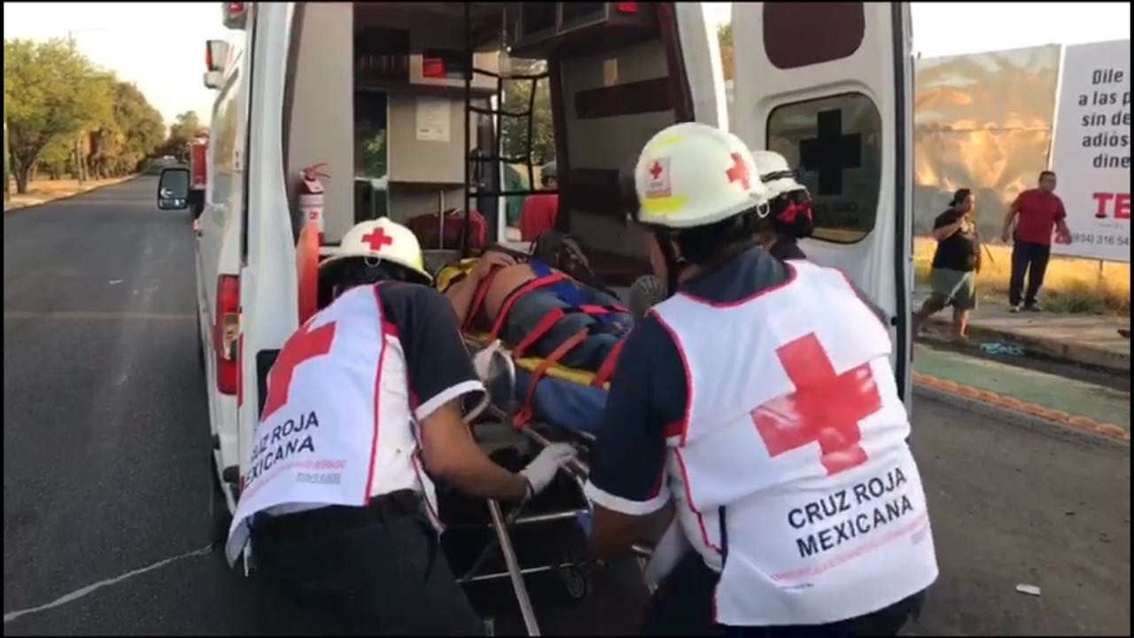 Volcadura de microbús deja 15 lesionados 