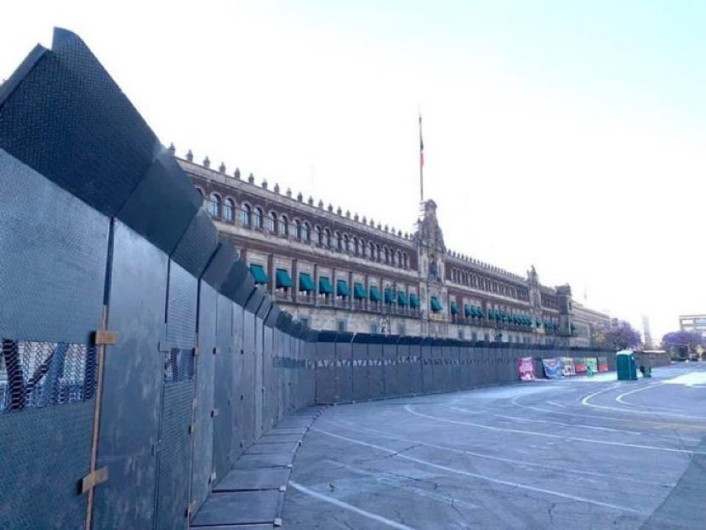 AMLO afirma que vallas en Palacio Nacional son para evitar provocaciones