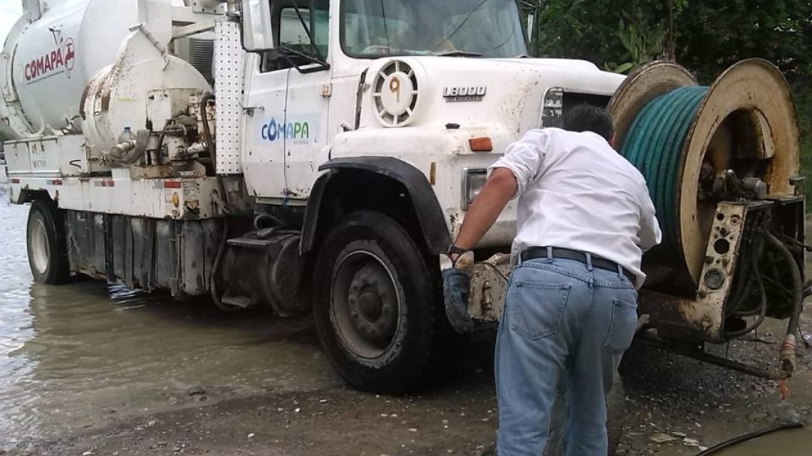 Comapa trabaja con equipo vactor