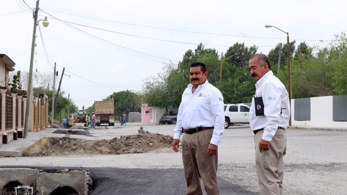 Construyen canaleta en frente del Cetis