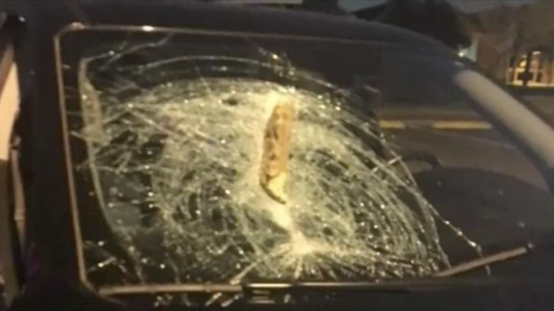 Jóvenes atacan a conductores con ladrillos